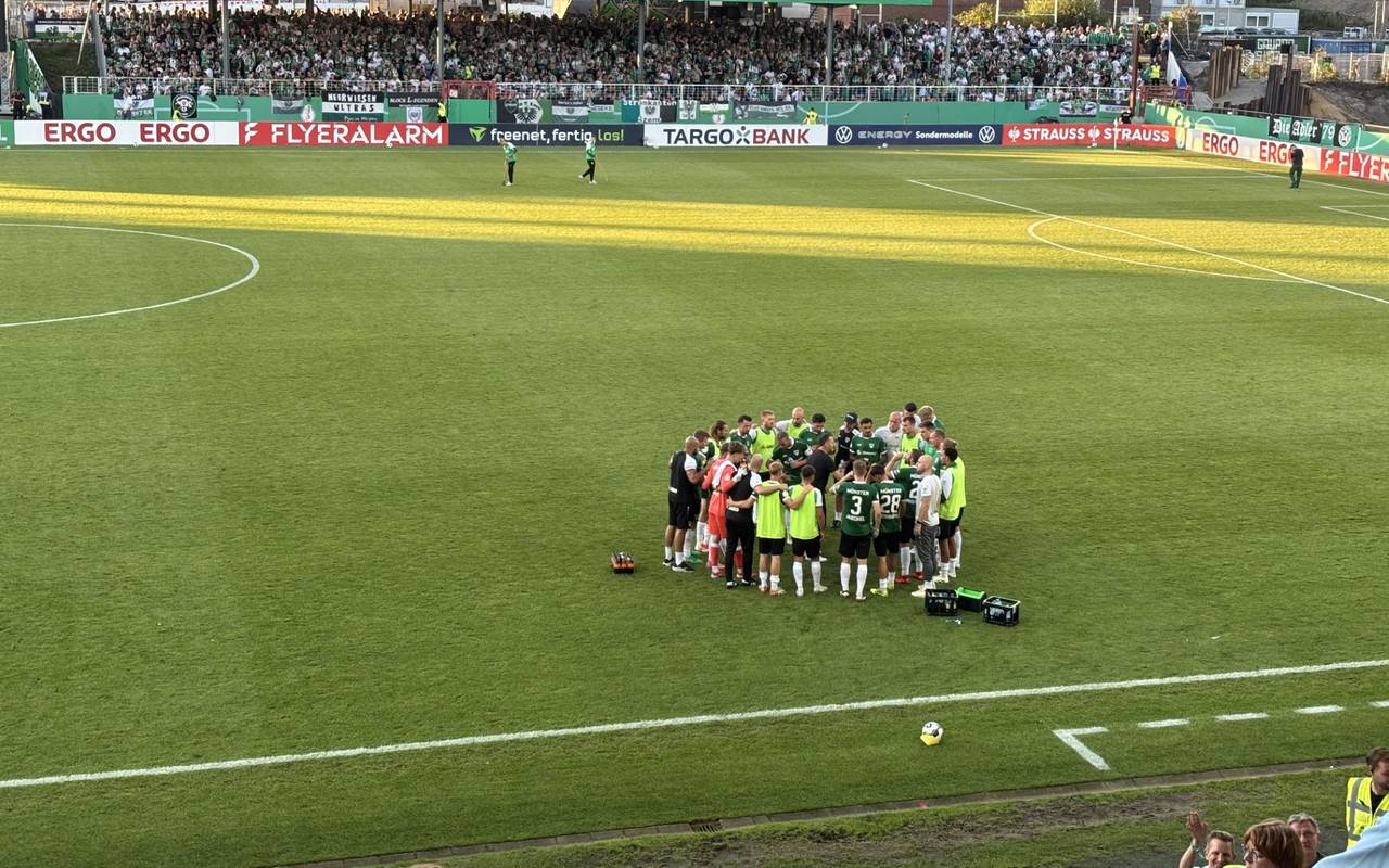 Auf dem Bild sieht man den SC Preußen Münster bei der Teambesprechung