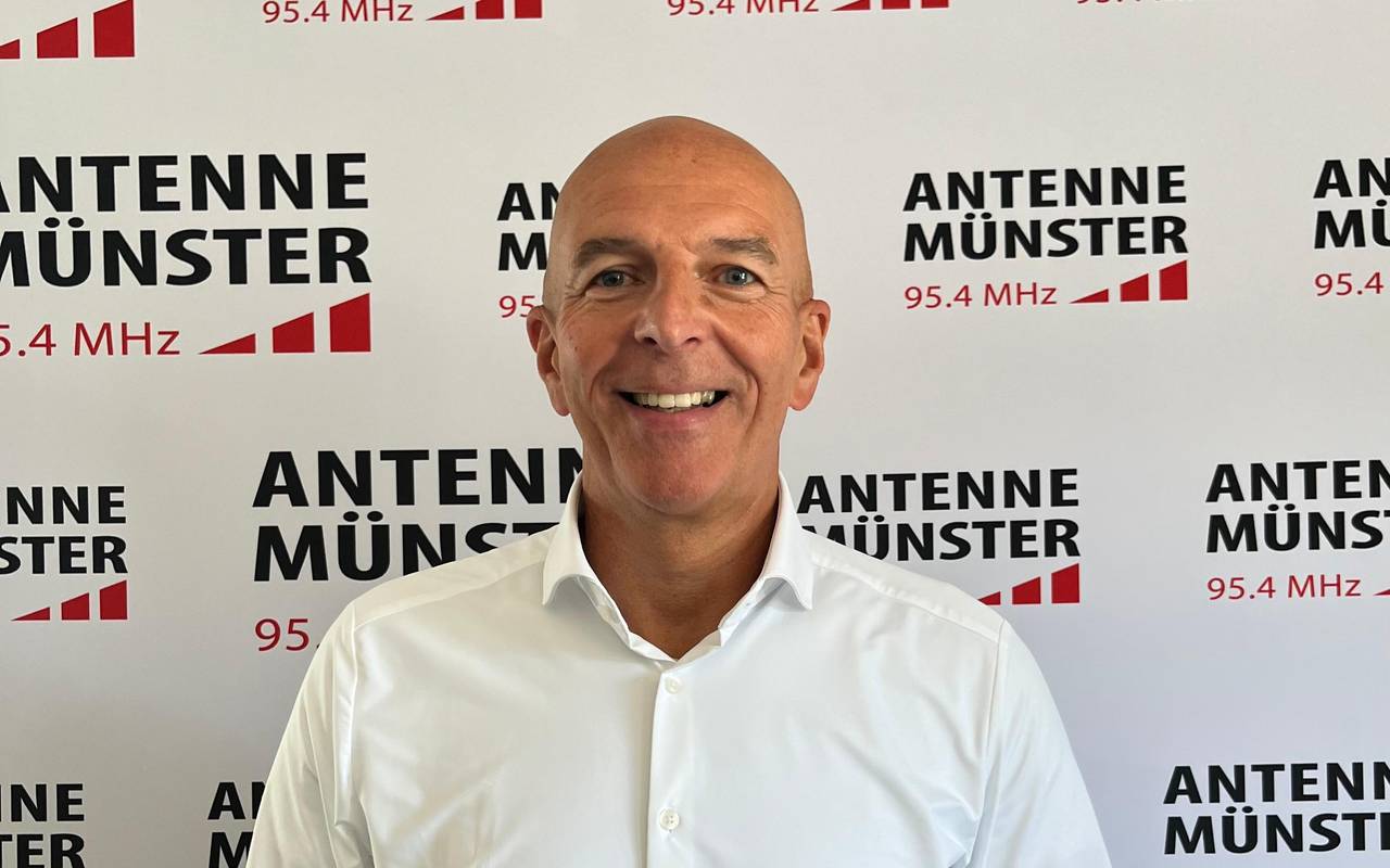 Georg Lunemann, ein Mann mit Glatze. Er trägt ein weißes Hemd.