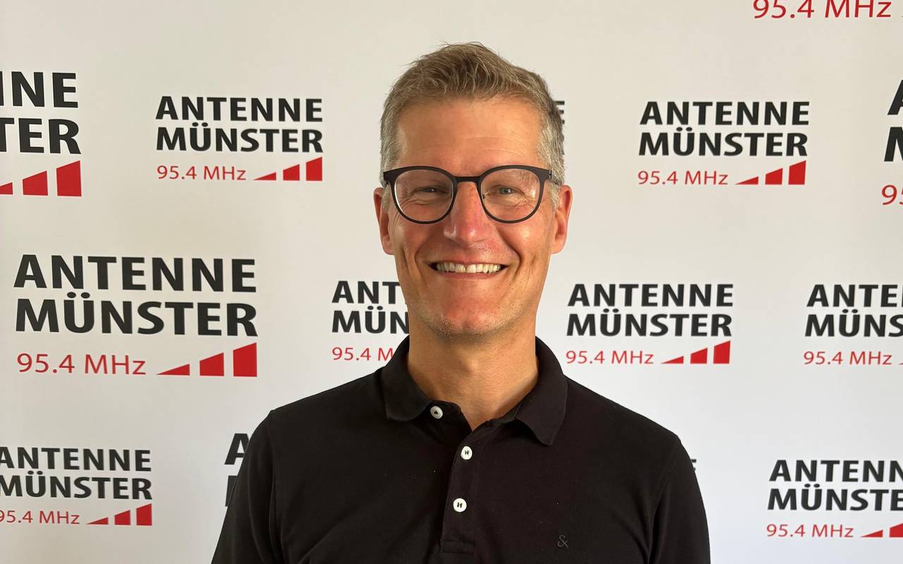 Tilman Fuchs, ein Mann mit kurzen grauen Haaren und einer Brille.