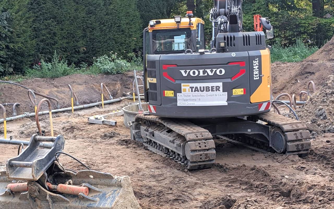 Ein Bagger im Schlamm.