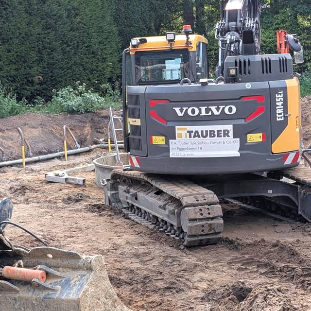 Ein Bagger im Schlamm.