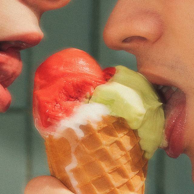 Zwei Menschen lecken an einem Eis.