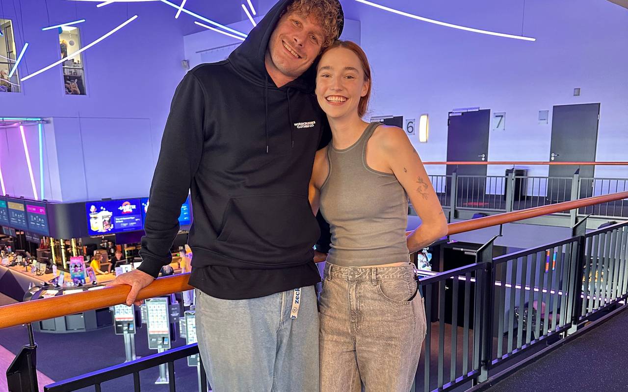 Malte Zierden und Phia Quantius bei der Aufführung von "Tierbrücke" im Cineplex Münster.