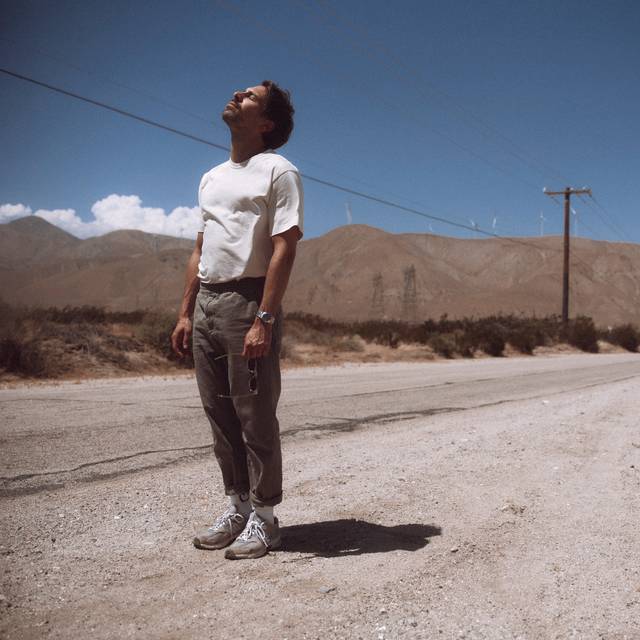 Max Giesinger steht auf einer Straße