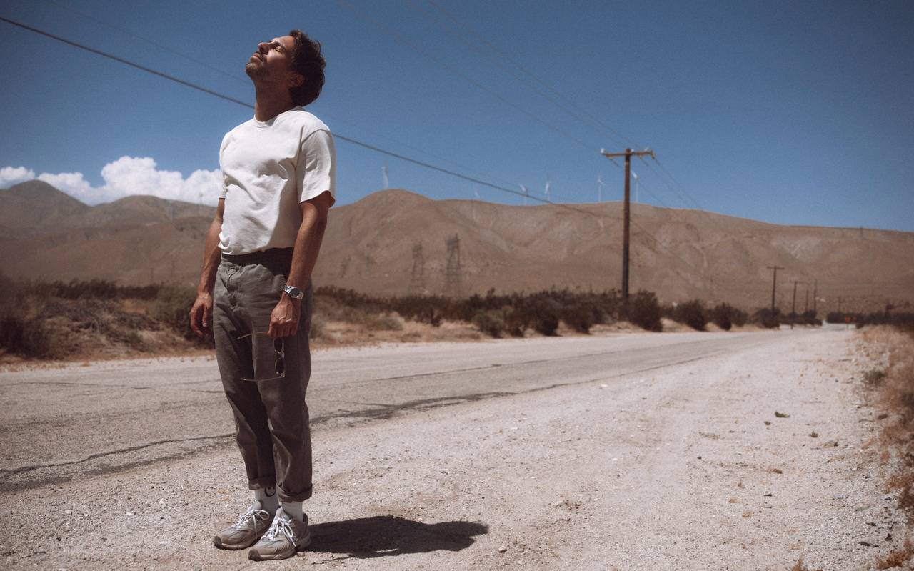 Max Giesinger steht auf einer Straße