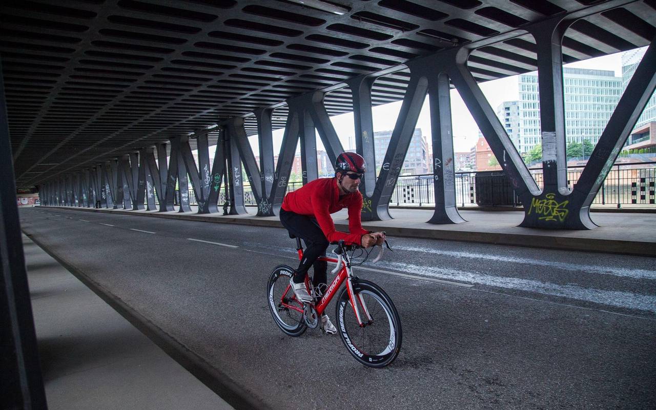 Mann beim Radtraining