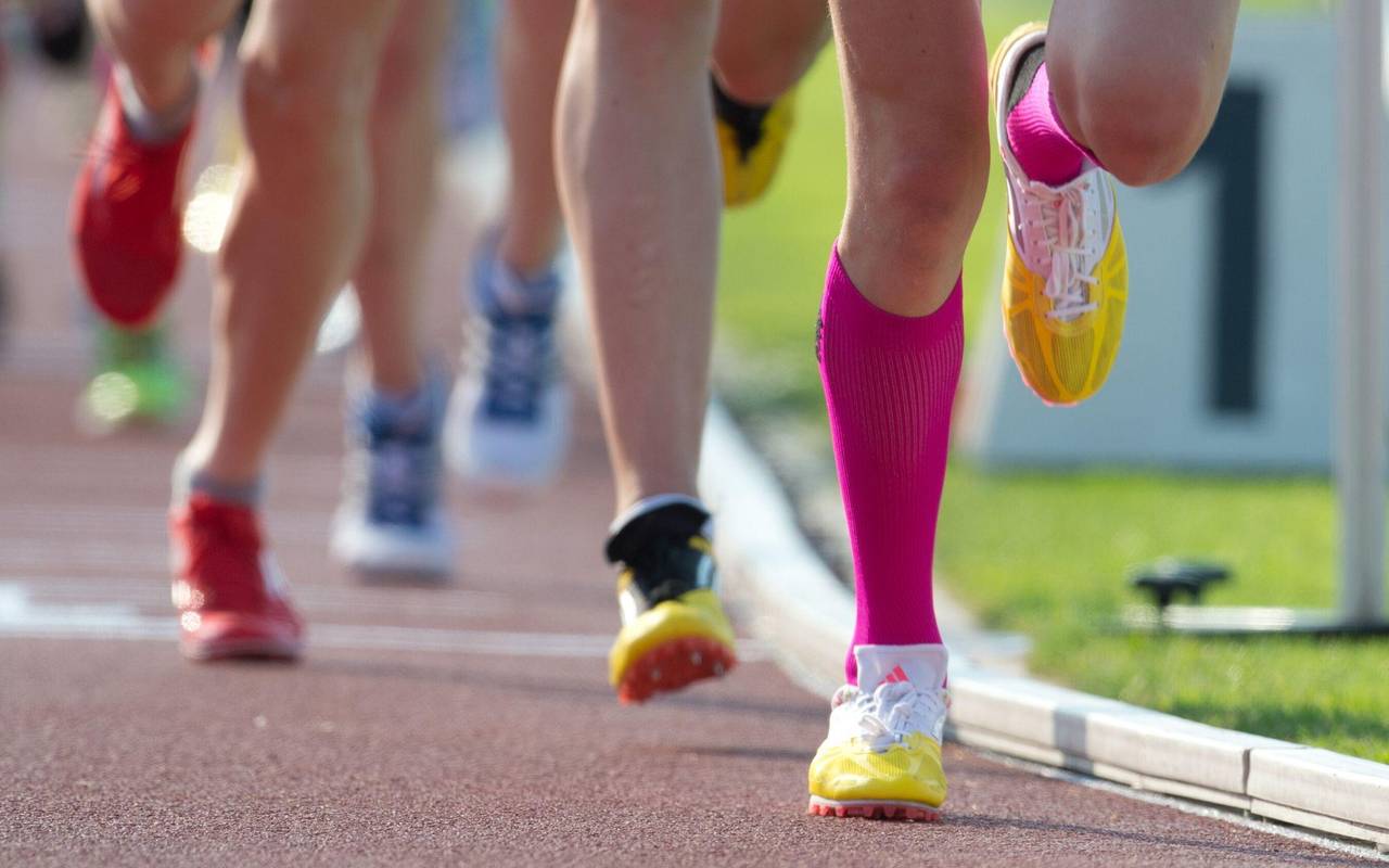 Läuferin trägt spezielle Kompressionsstrümpfe