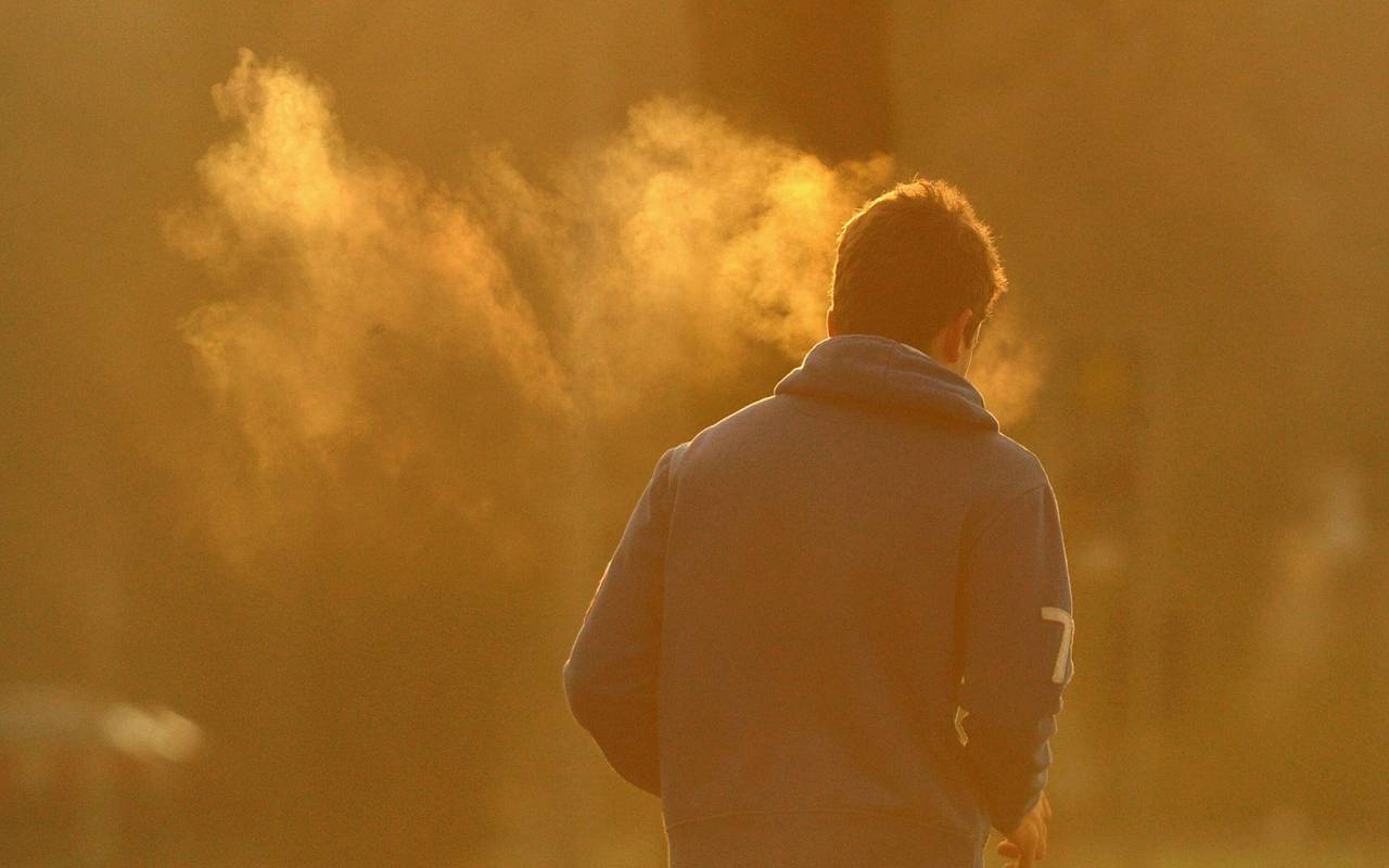 Atem eines Joggers zeichnet sich im Gegenlicht ab