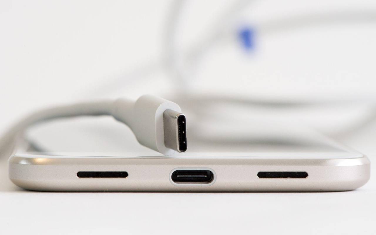 USB-C-Kabel und Ladebuchse an einem Smartphone