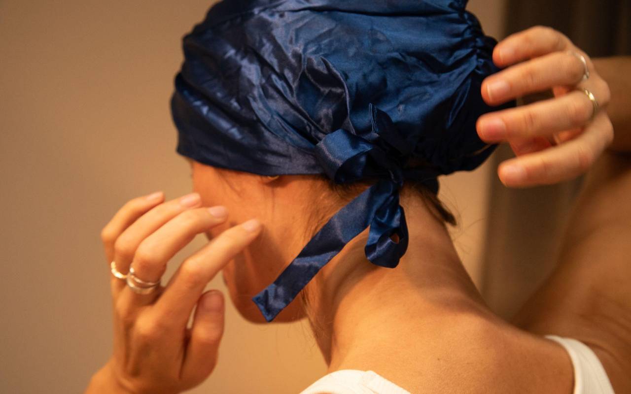 Ein Frau trägt eine Seidenhaube