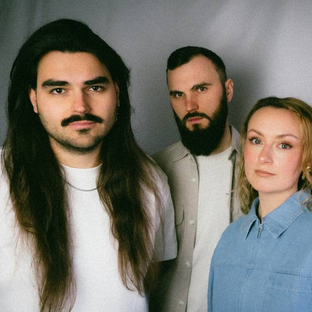 Das Bild zeigt die Band noea, drei Männer und eine Frau.
