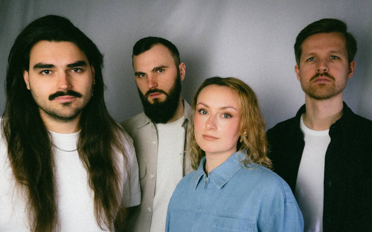 Das Bild zeigt die Band noea, drei Männer und eine Frau.
