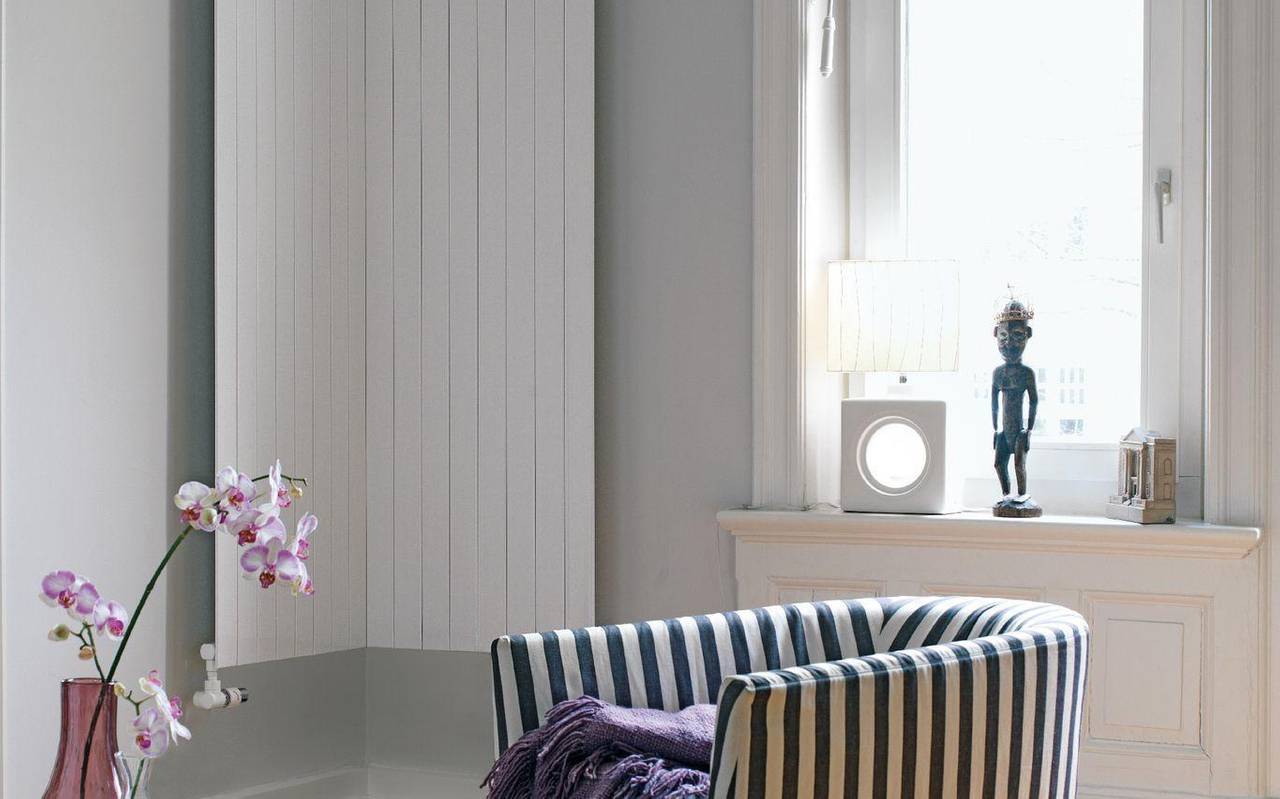 Geknickter Heizkörper in einer Zimmerecke