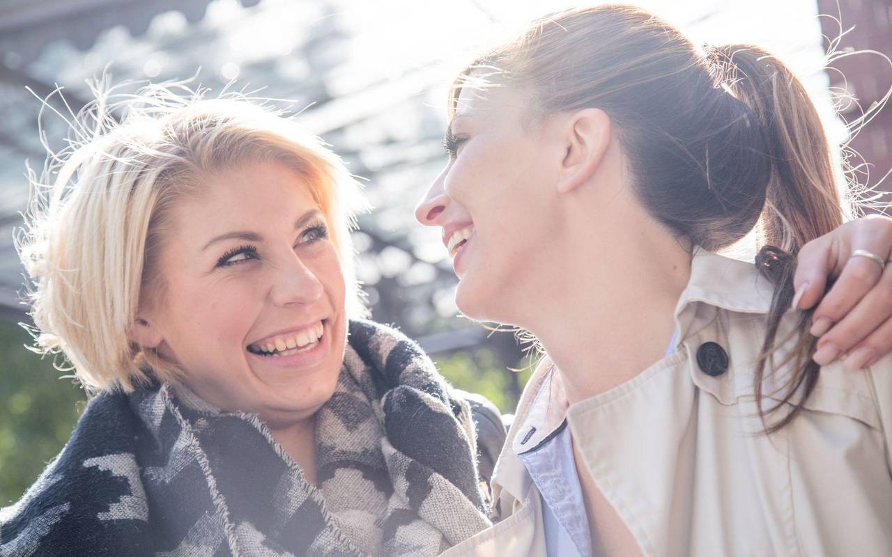 Zwei Frauen lachen gemeinsam
