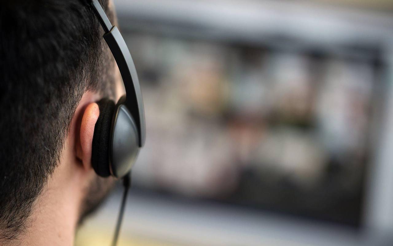 Mann nimmt an einem Videocall teil