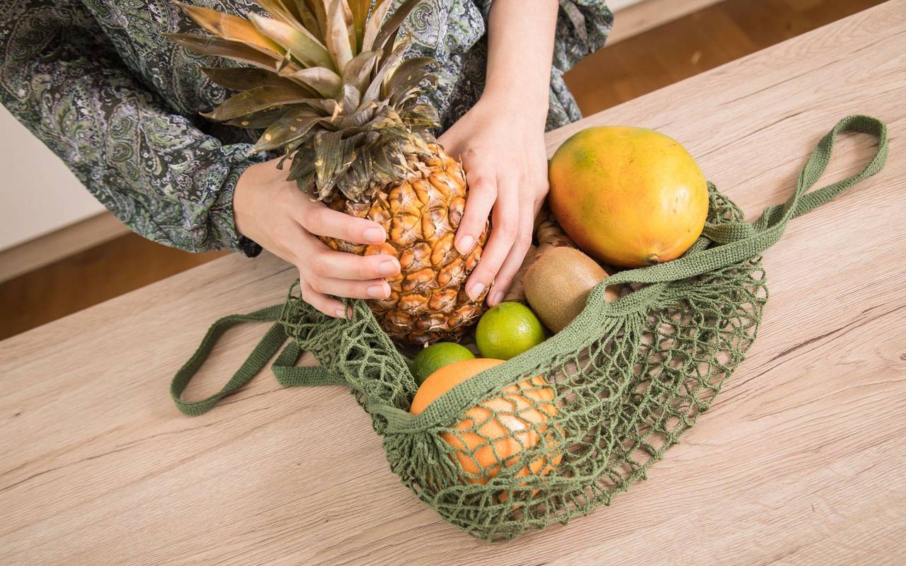 Eine Frau packt Einkäufe aus