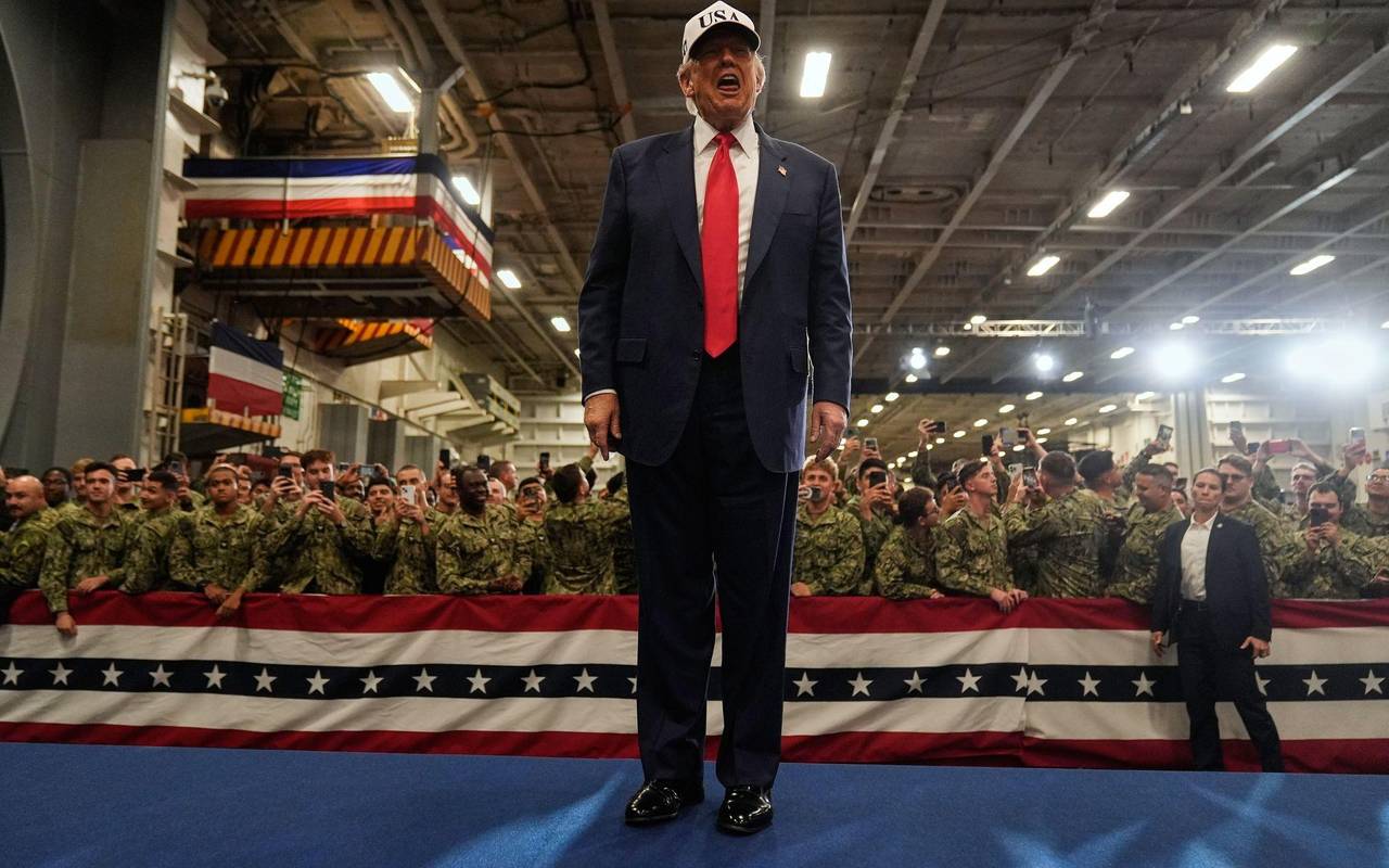 US-Präsident Trump besucht Marine.