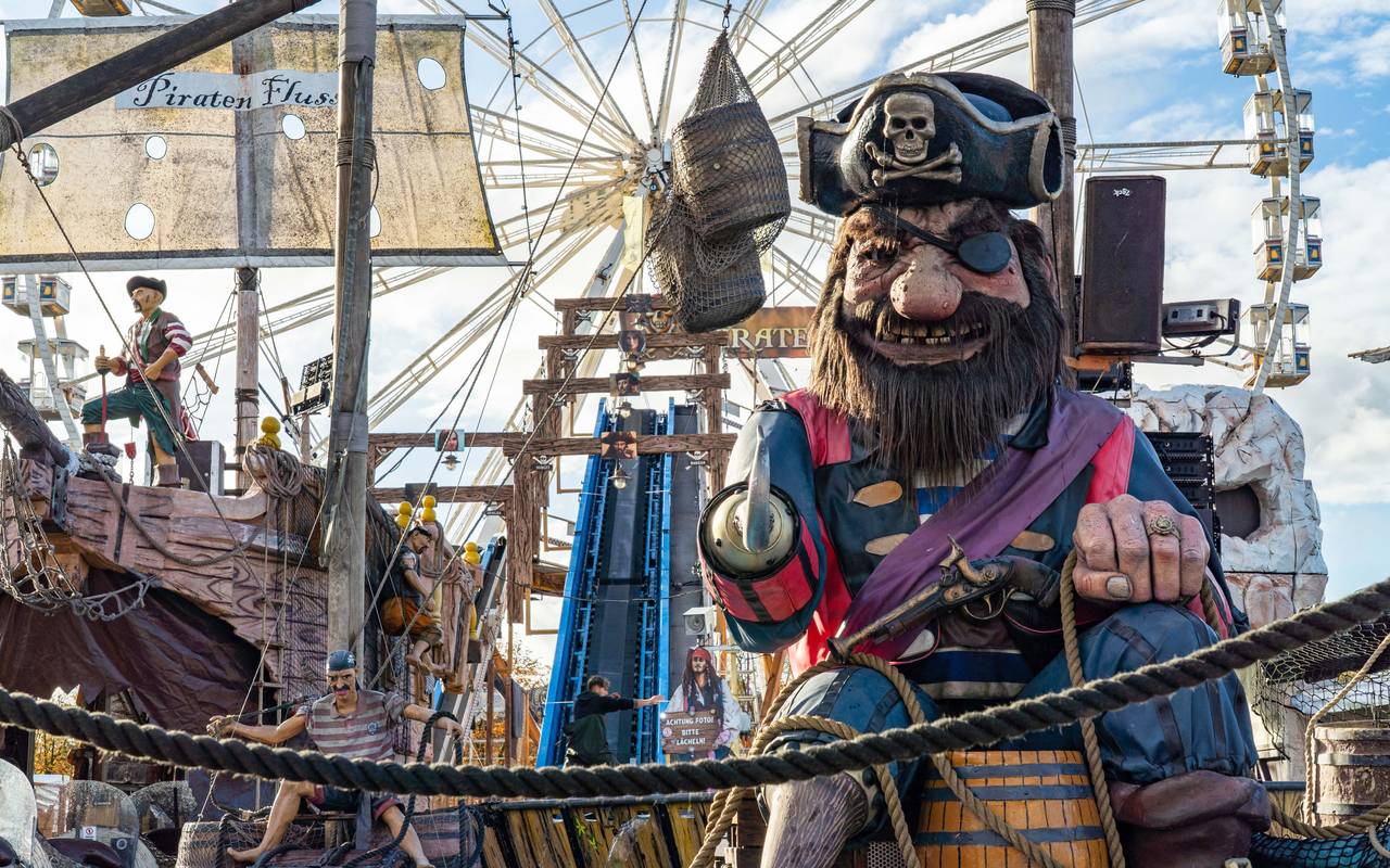 Das Foto zeigt das Fahrgeschäft „Piraten-Fluss“ mit einem großen Piraten mit Augenklappe.