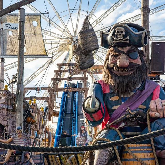 Das Foto zeigt das Fahrgeschäft „Piraten-Fluss“ mit einem großen Piraten mit Augenklappe.
