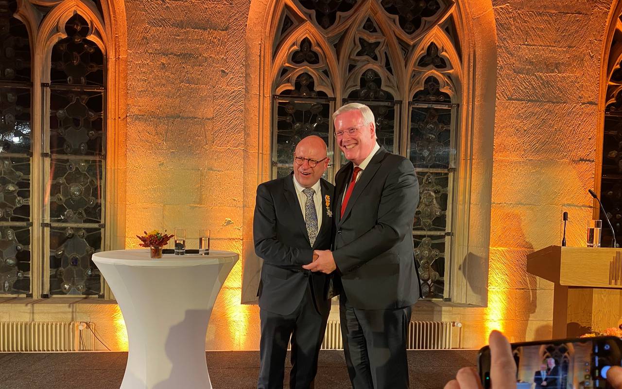 Andries Heidema, Kommissar der niederländischen Provinz Overijssel, verleiht Lewe den königlichen Orden von Oranien Nassau.