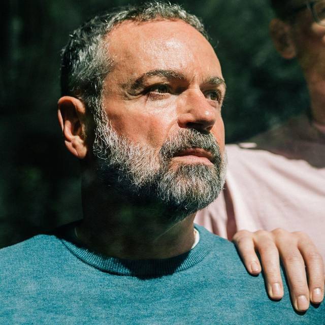 Ein Mann blickt aus dem Fenster