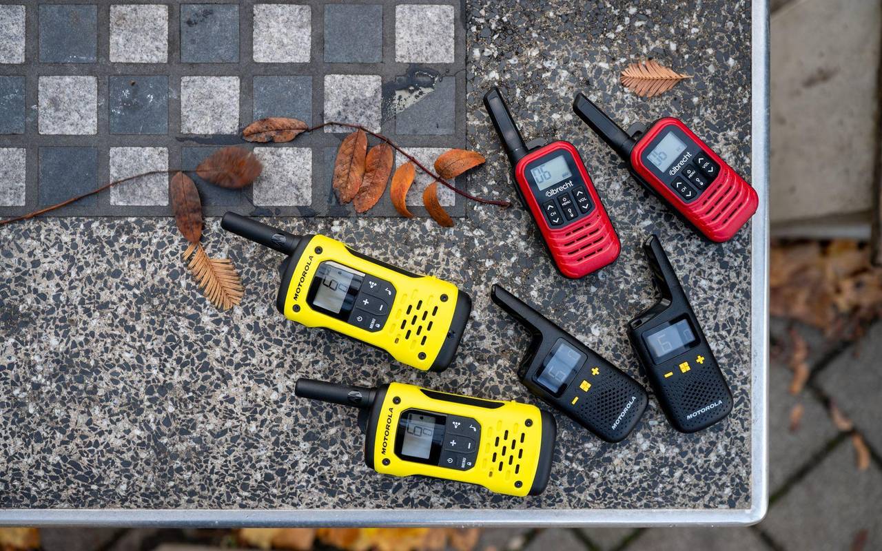 Verschiedene Walkie-Talkies auf einer Steinplatte