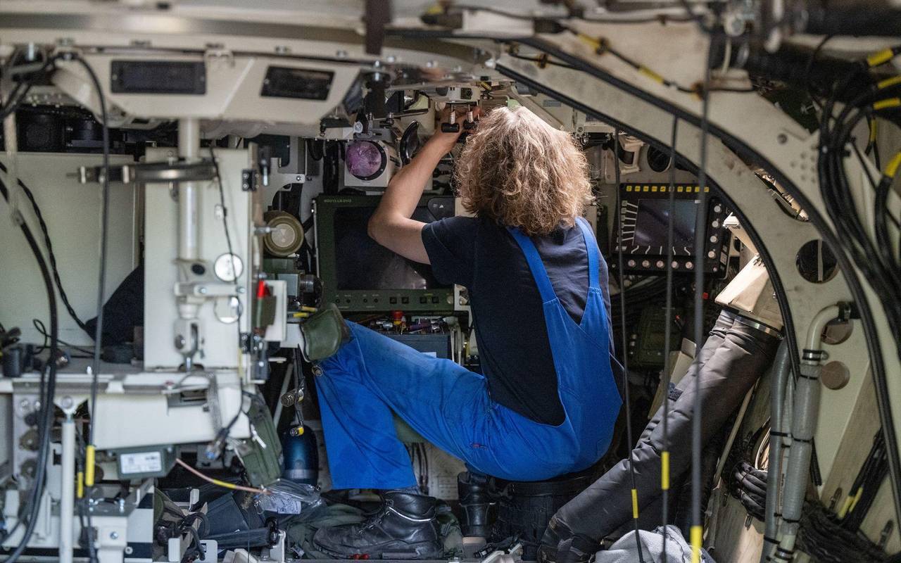 Techniker arbeitet im Schützenpanzer der Bundeswehr vom Typ Puma