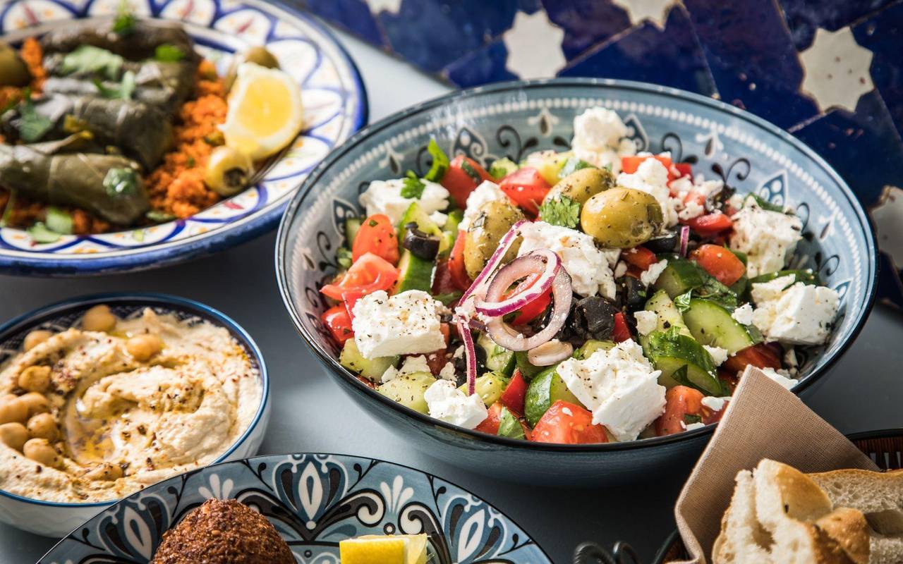 Mediterrane Gerichte stehen auf einem Tisch