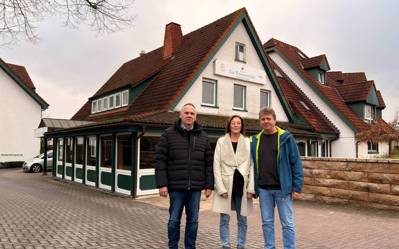 Petra und Dirk Schüßler, Inhaber des Hotels zur Prinzenbrücke, gemeinsam mit Christian Bake, kaufmännischer Direktor der Alexianer Münster GmbH: Das Hotel wird zukünftig als Wohnheim jungen Menschen ein Zuhause bieten.