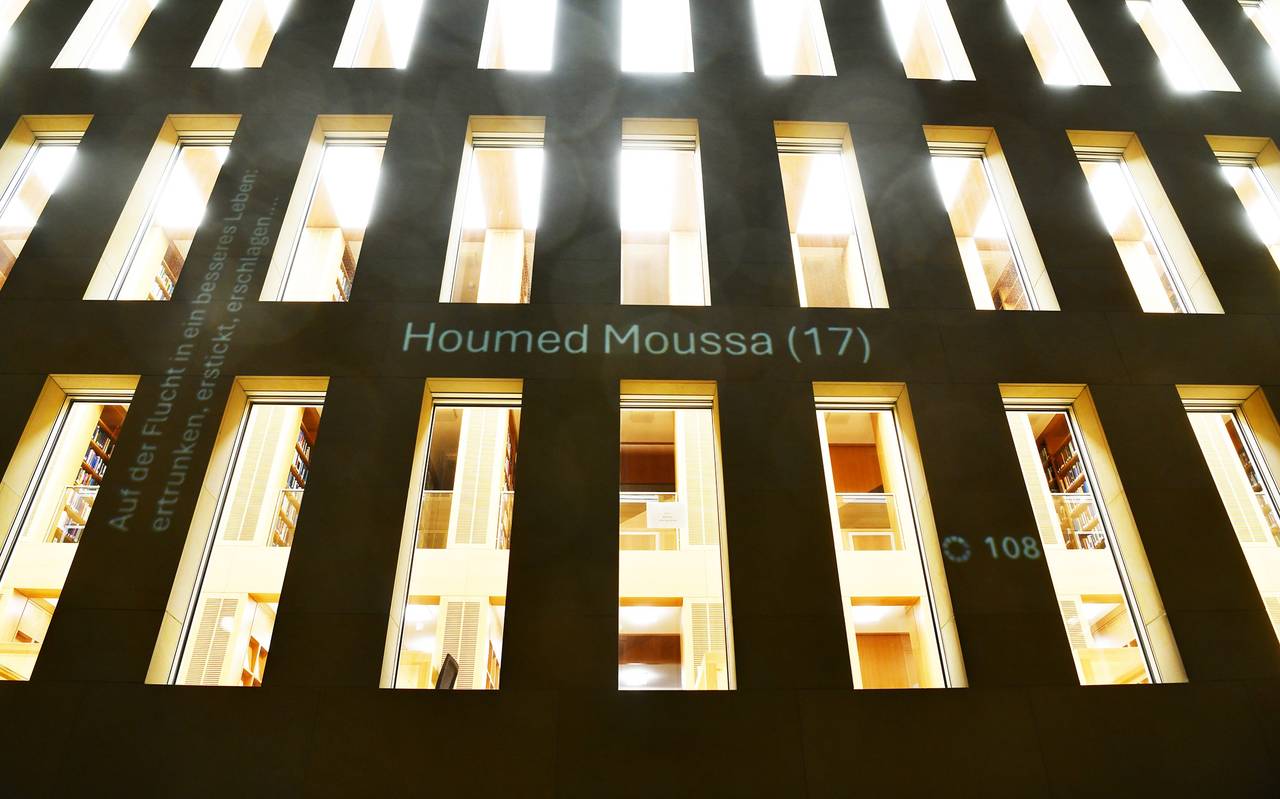 Leuchtende Namen als Zeichen von Trauer und Mitgefühl.