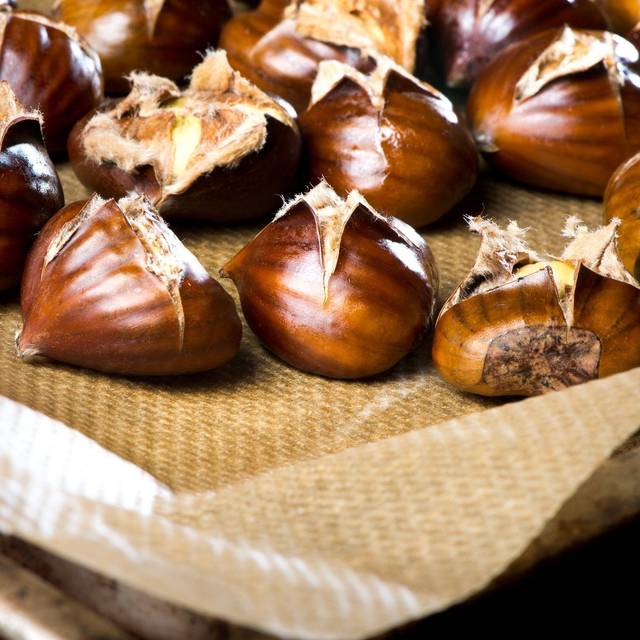 Geröstete Maronen liegen auf einem Backblech