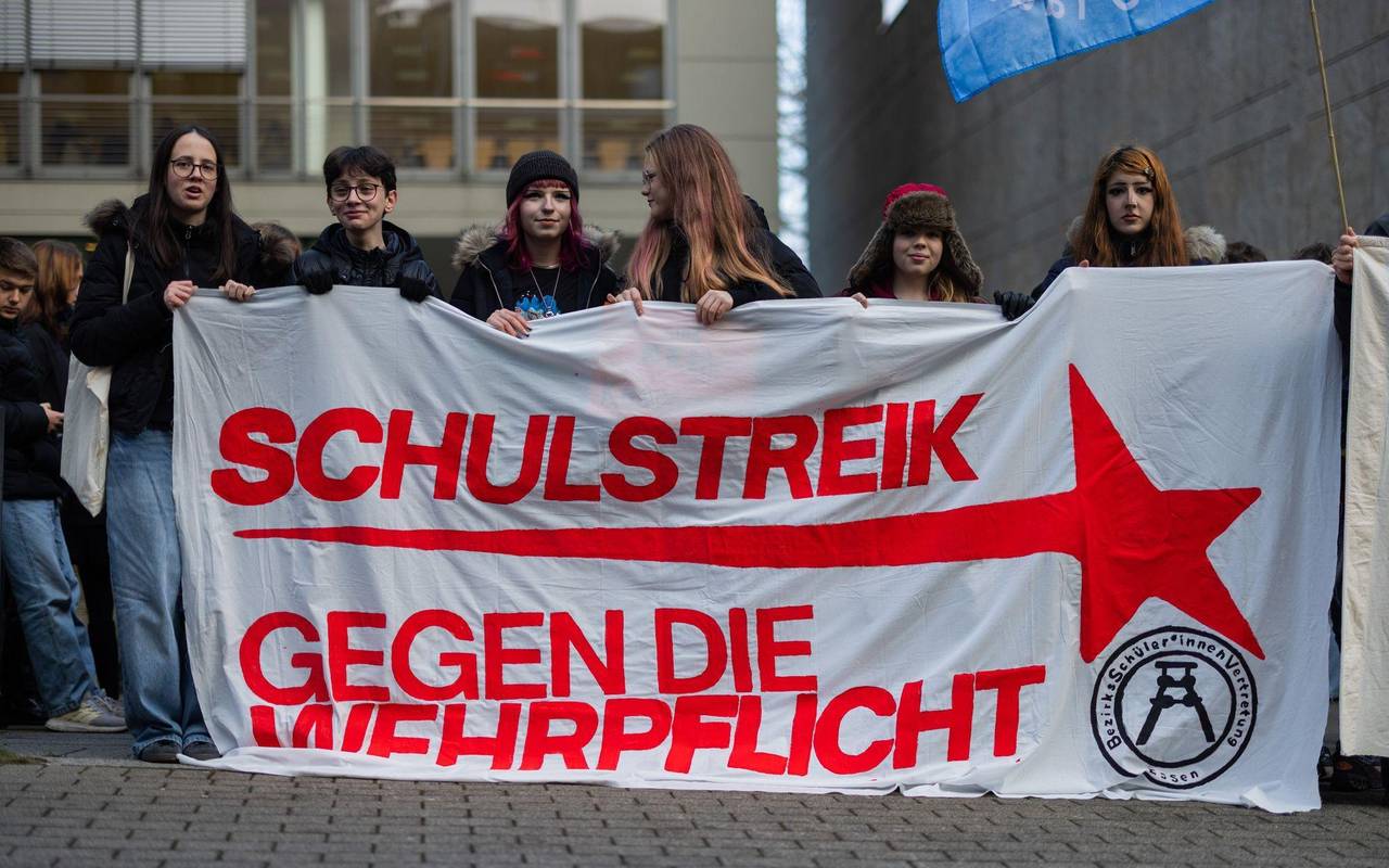 Protest gegen Bundestagsbeschluss des Wehrdienstgesetzes