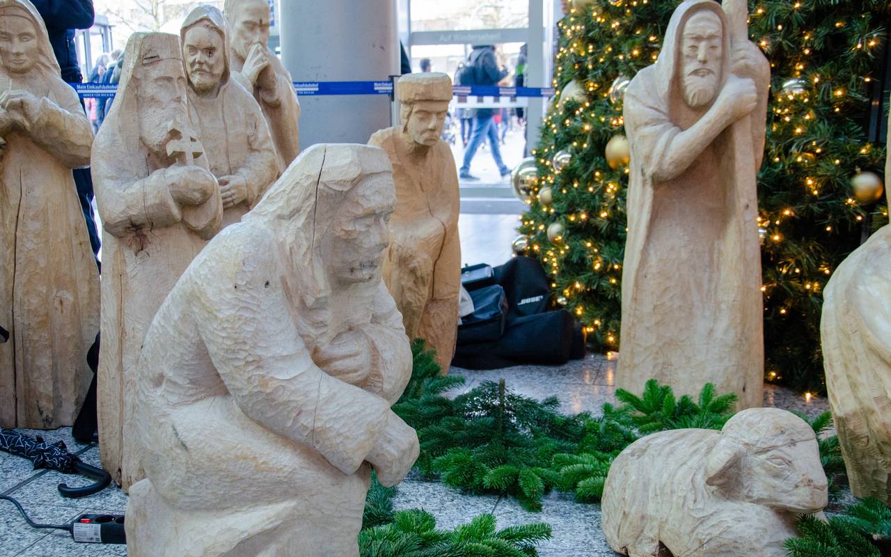 Krippe: 15 Krippenfiguren, jeweils etwa einen Meter groß, stehen im Bahnhofsfoyer vor dem großen Weihnachtsbaum.