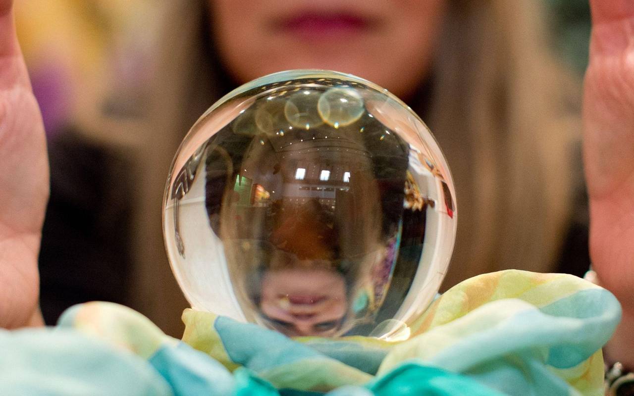 Wahrsagerin mit Kristallkugel