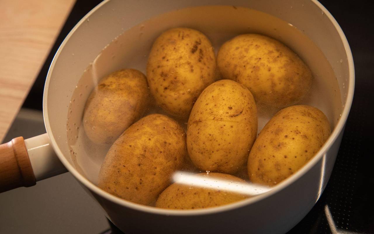 Kartoffeln kochen in Salzwasser