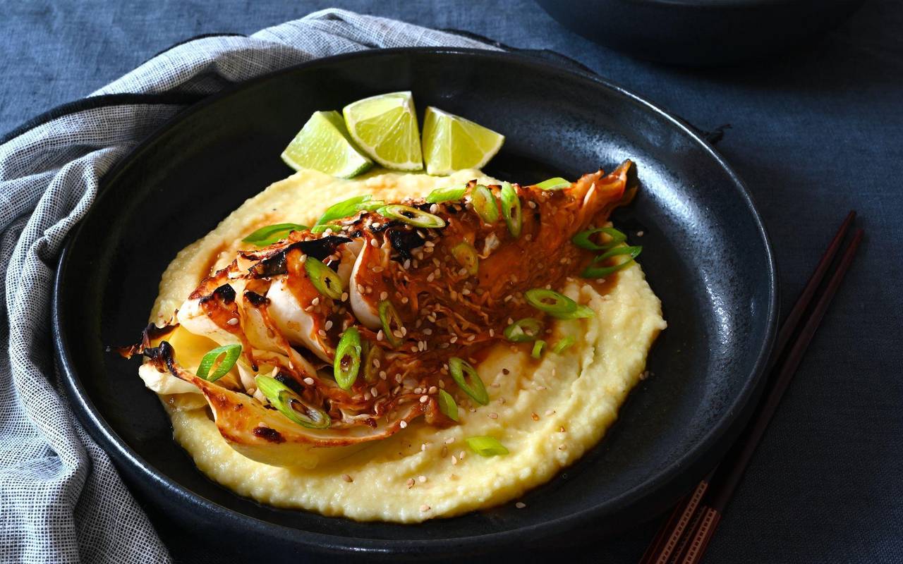 Gerösteter Miso-Spitzkohl auf Selleriepüree