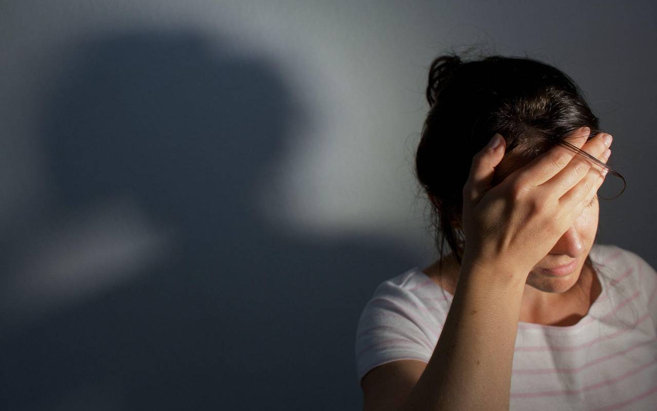 Frau fässt sich an den Kopf