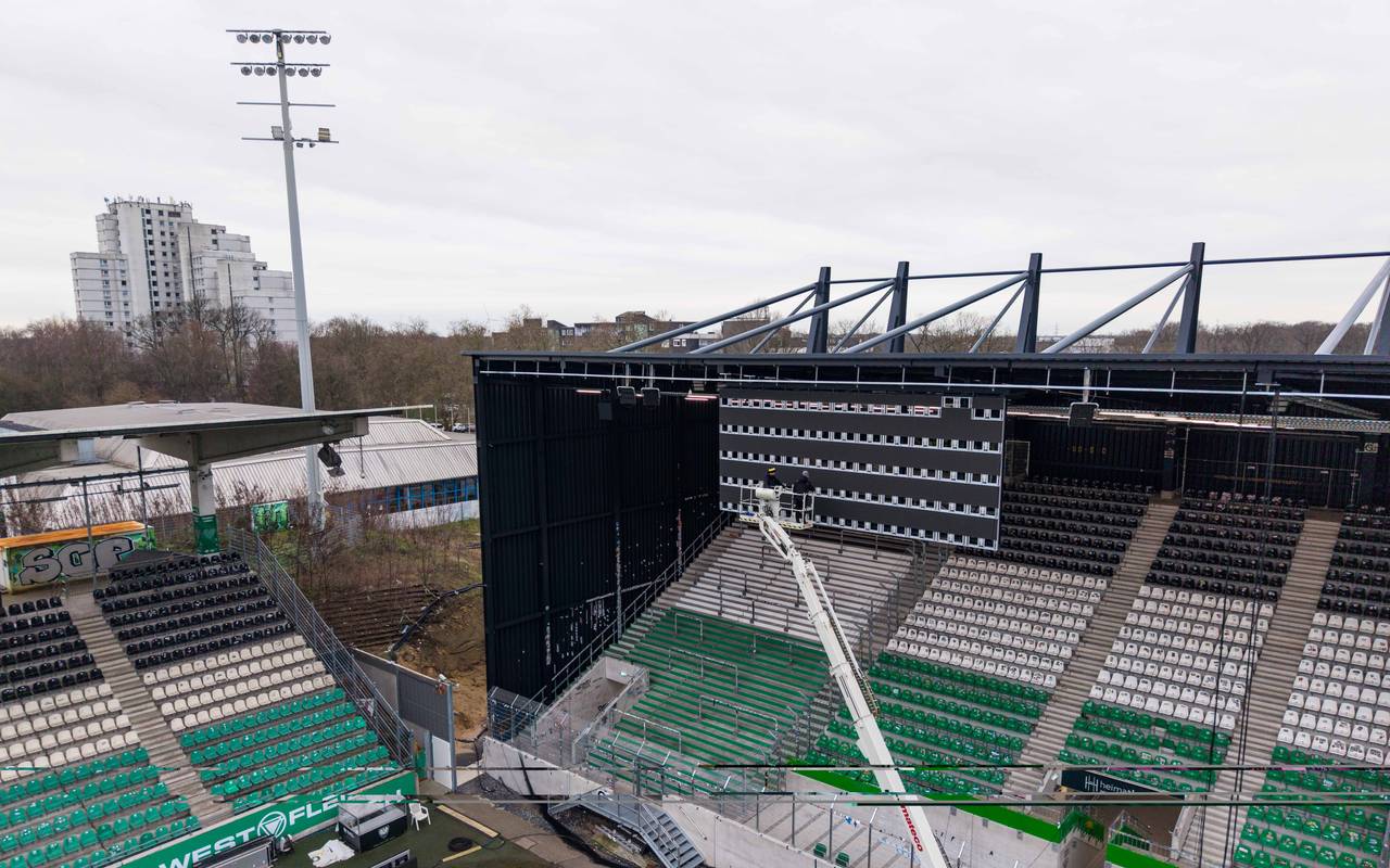An der Westtribüne wird derzeit die fast 50 Quadratmeter große Videoleinwand mit einer Auflösung von mehr als 20.000 Pixeln pro Quadratmeter installiert.