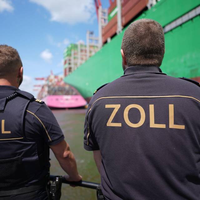 Zollbeamte im Hamburger Hafen