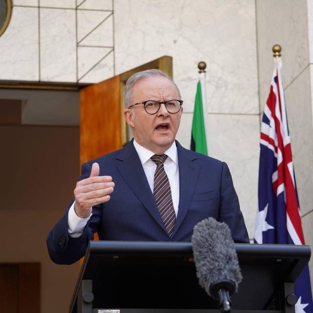 Premierminister Albanese hält Pressekonferenz