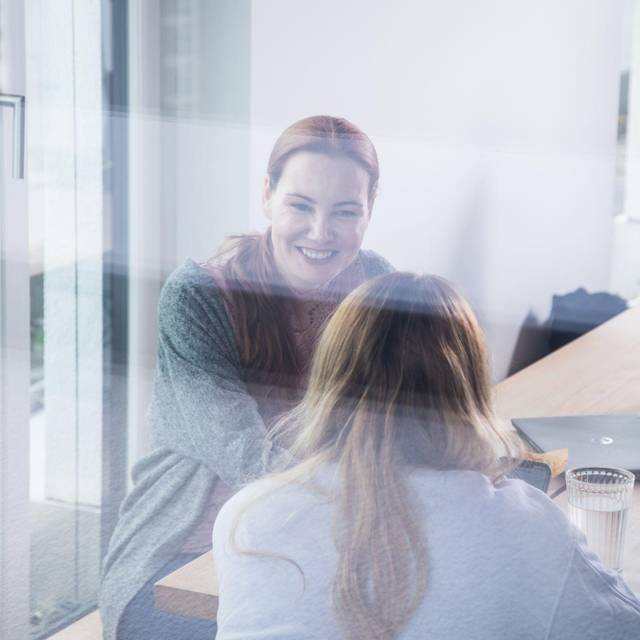 Zwei Frauen unterhalten sich