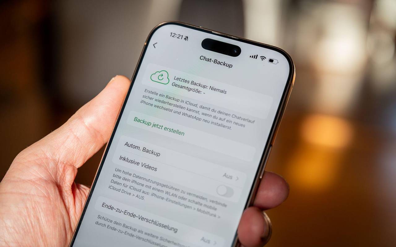 Ein Mann überprüft das WhatsApp-Backup auf einem iPhone