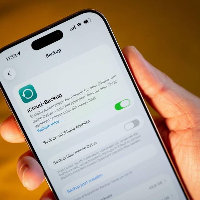 Ein Mann überprüft das iCloud-Backup auf einem iPhone