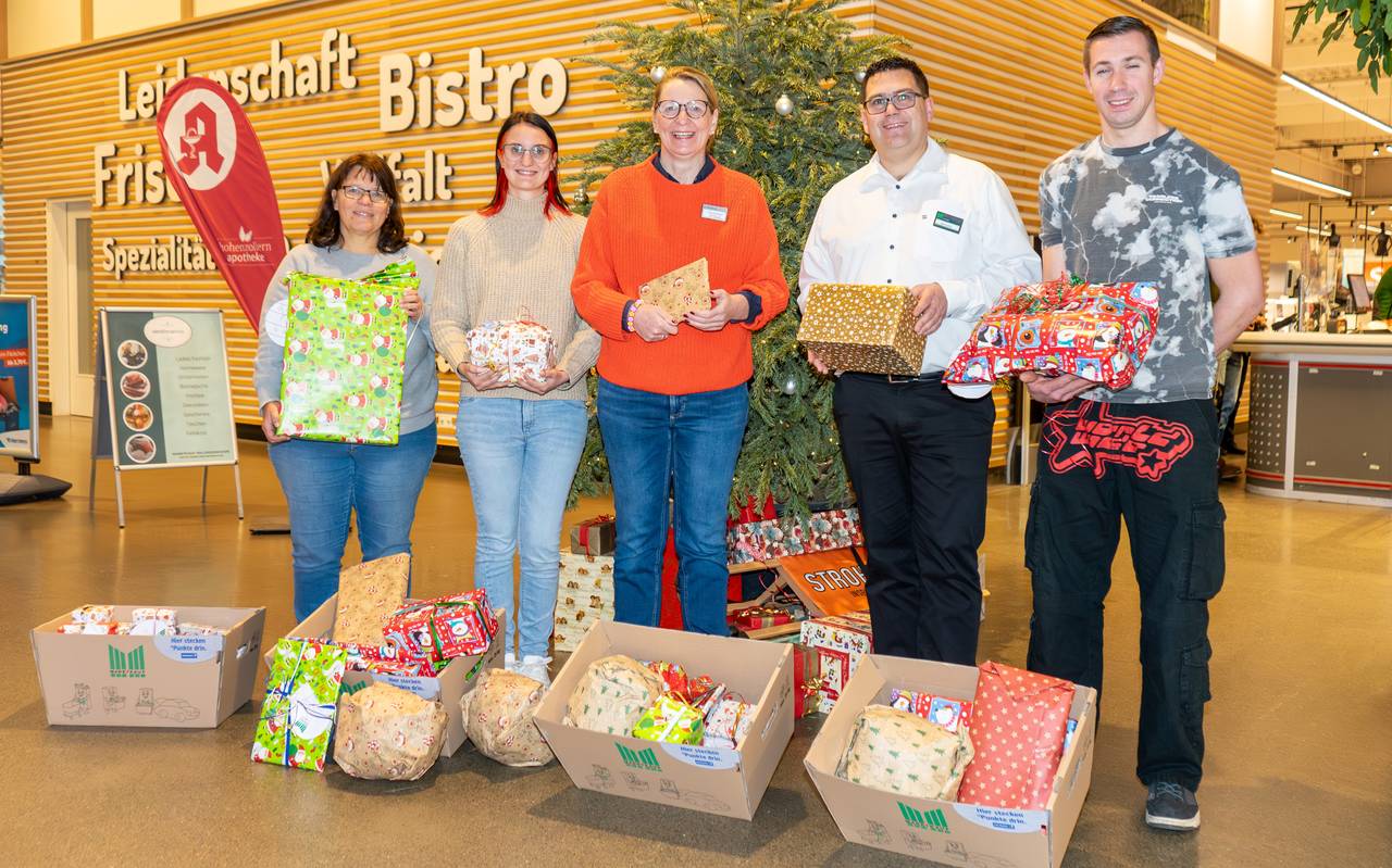 CLE_Marktkauf: Freuen sich über die vielen Geschenke, die für die Kinder und Jugendlichen zusammengekommen sind (v.l.): Martina Lewin, Leonie Stallbörger (Freundin von Kevin Leinhübner), Jutta Gerdemann, Markus Kuhlich und Kevin Leinhübner.