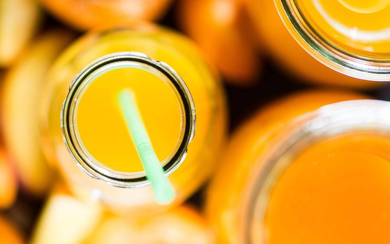 Ein Fruchtsaft in einer Glasflasche mit einem Strohhalm