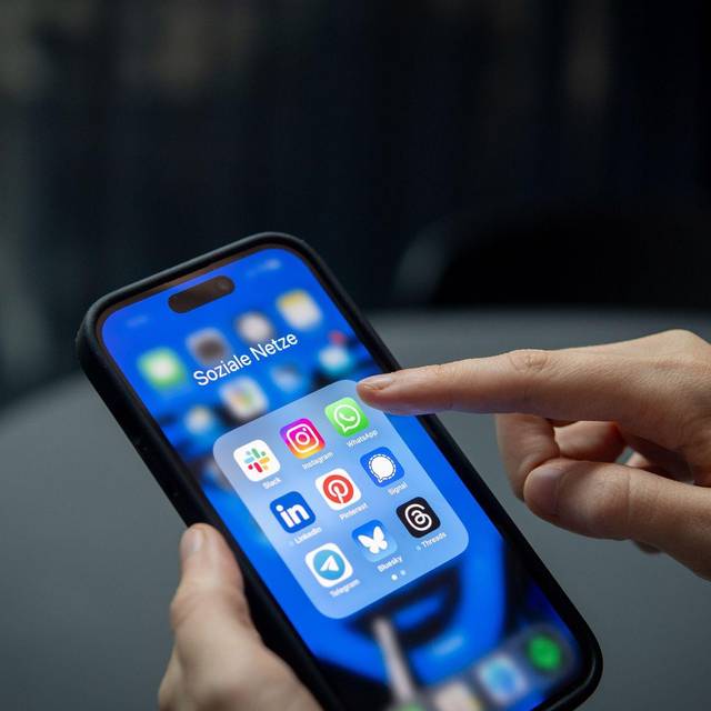 Verschiedene Social-Media Apps auf einem Smartphone