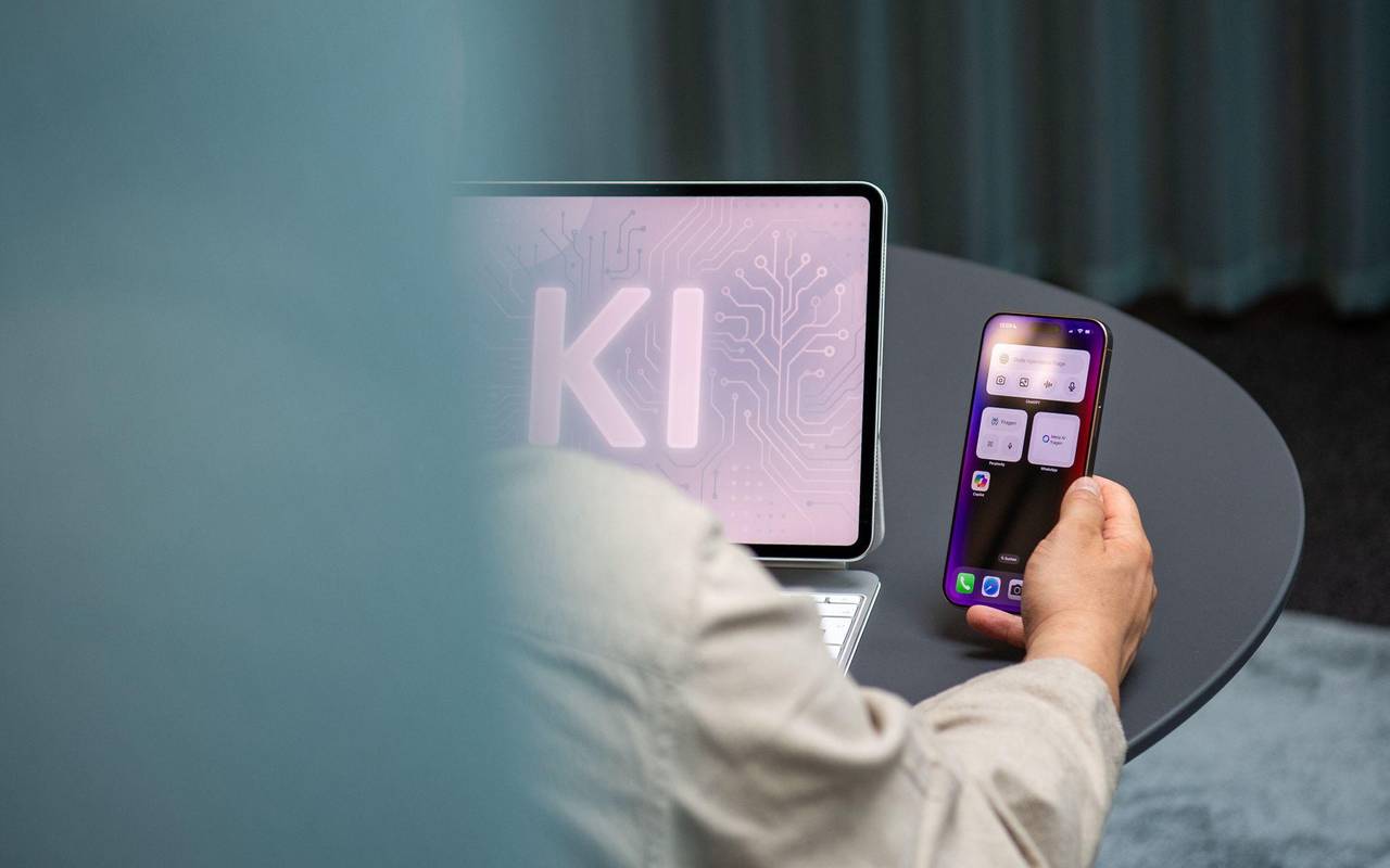 Ein Mann nutzt einen KI-Assistenten auf einem iPad und iPhone