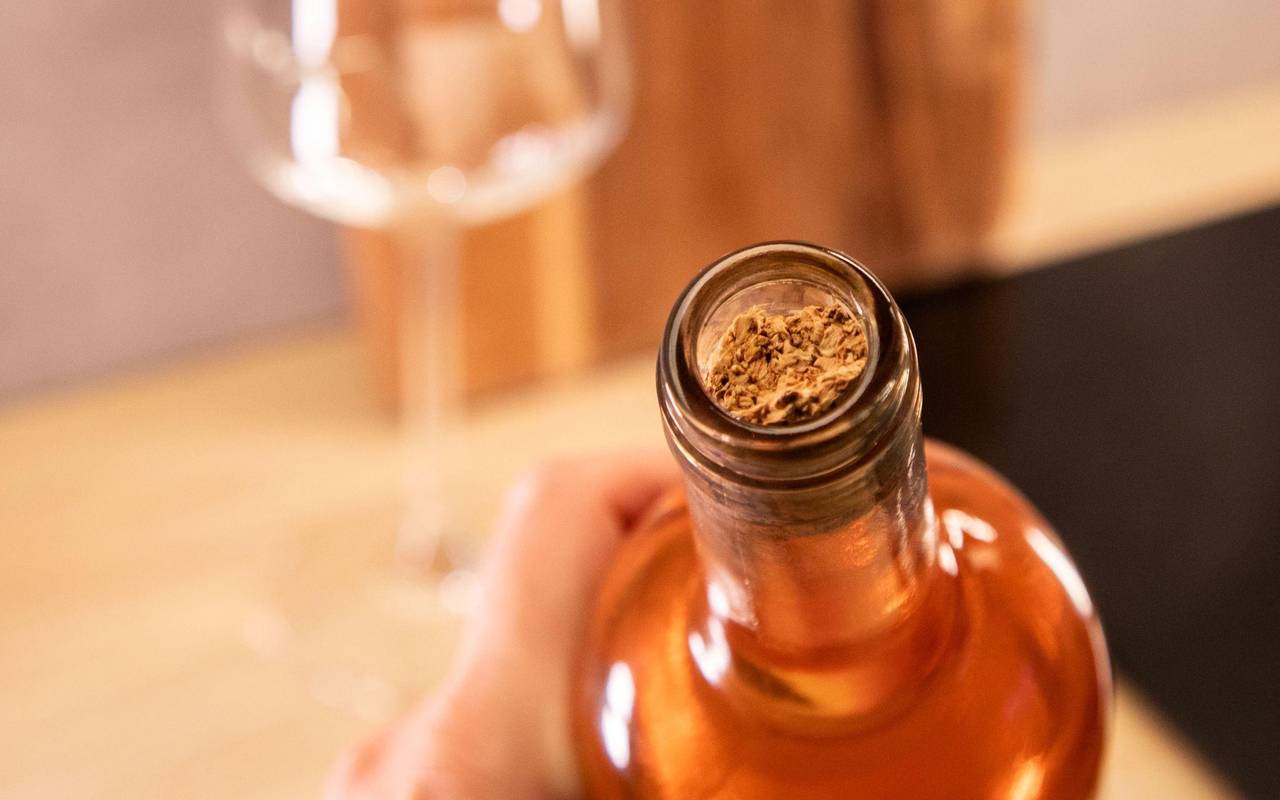 Abgebrochener Korken steckt in einer Weinflasche