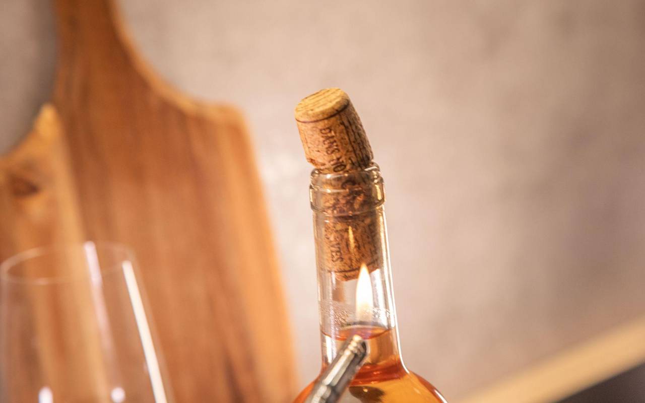 Korken steckt in einer Weinflasche