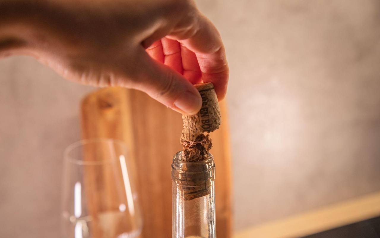 Korken wird aus einer Weinflasche gezogen